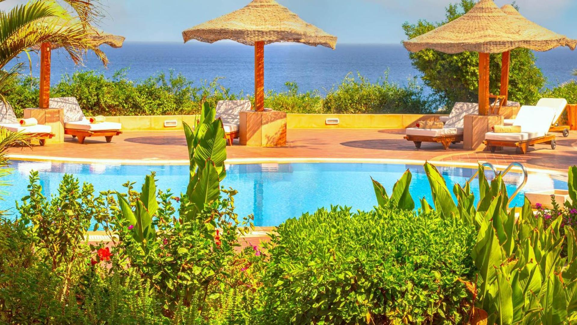 Domina Coral Bay Resort, Diving , Spa & Casino ชาร์มเอลชีค ภายนอก รูปภาพ A pool at a resort