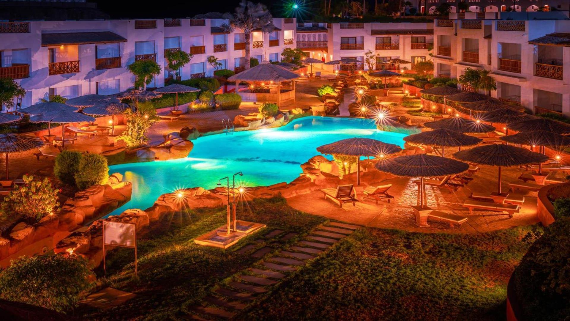 Domina Coral Bay Resort, Diving , Spa & Casino ชาร์มเอลชีค ภายนอก รูปภาพ The resort at night