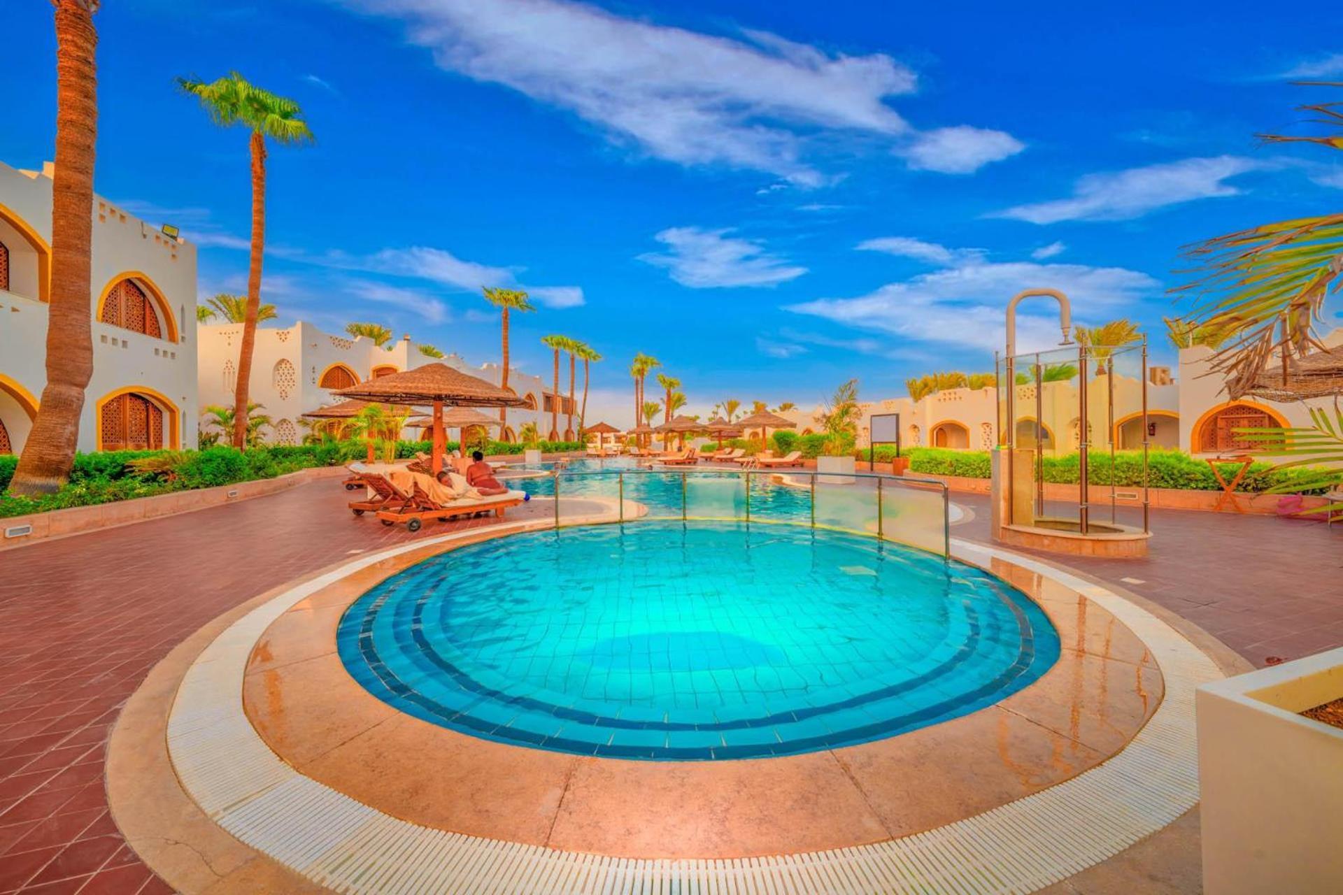 Domina Coral Bay Resort, Diving , Spa & Casino ชาร์มเอลชีค ภายนอก รูปภาพ The swimming pool at the resort