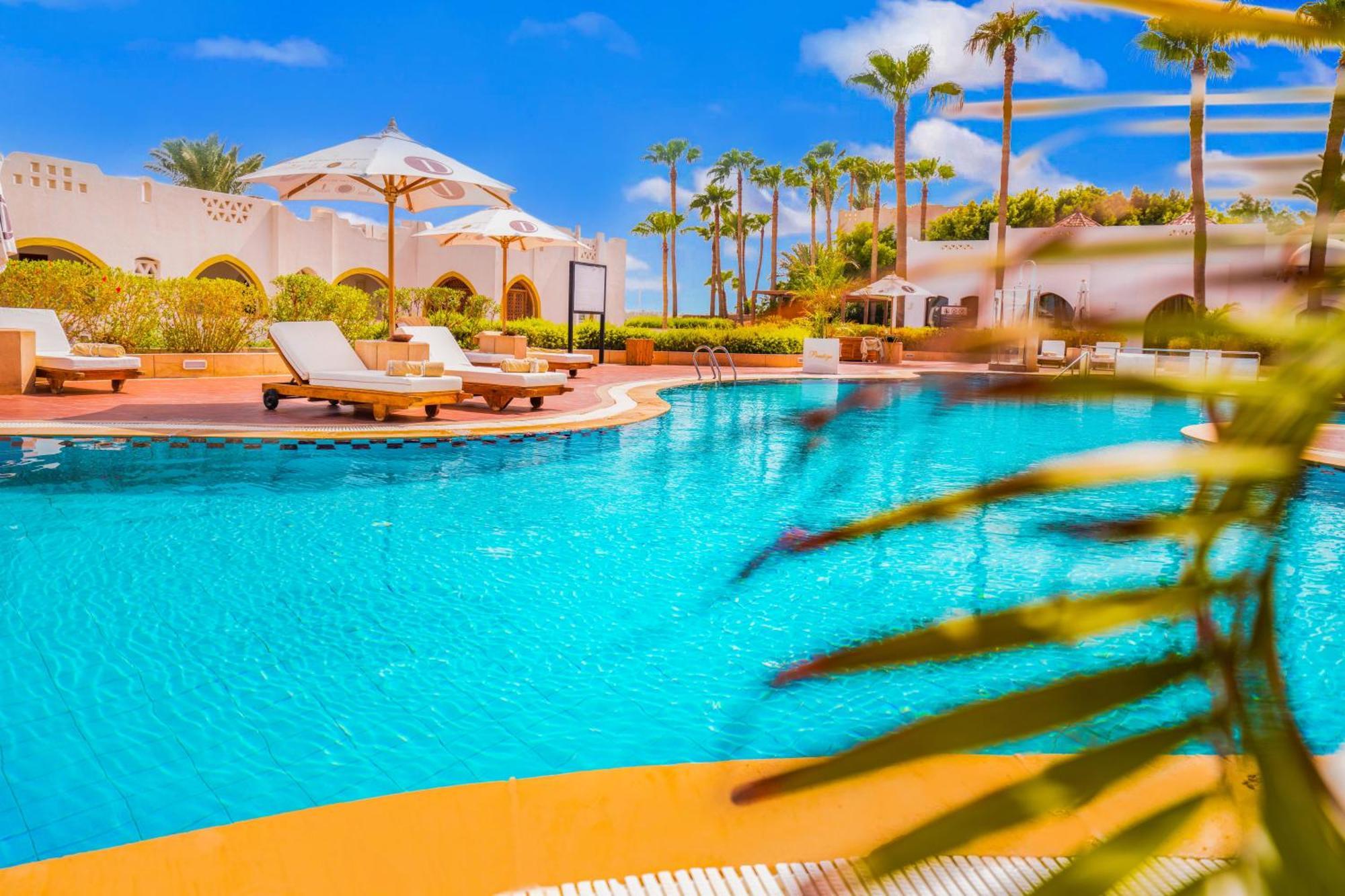 Domina Coral Bay Resort, Diving , Spa & Casino ชาร์มเอลชีค ภายนอก รูปภาพ The swimming pool at the resort