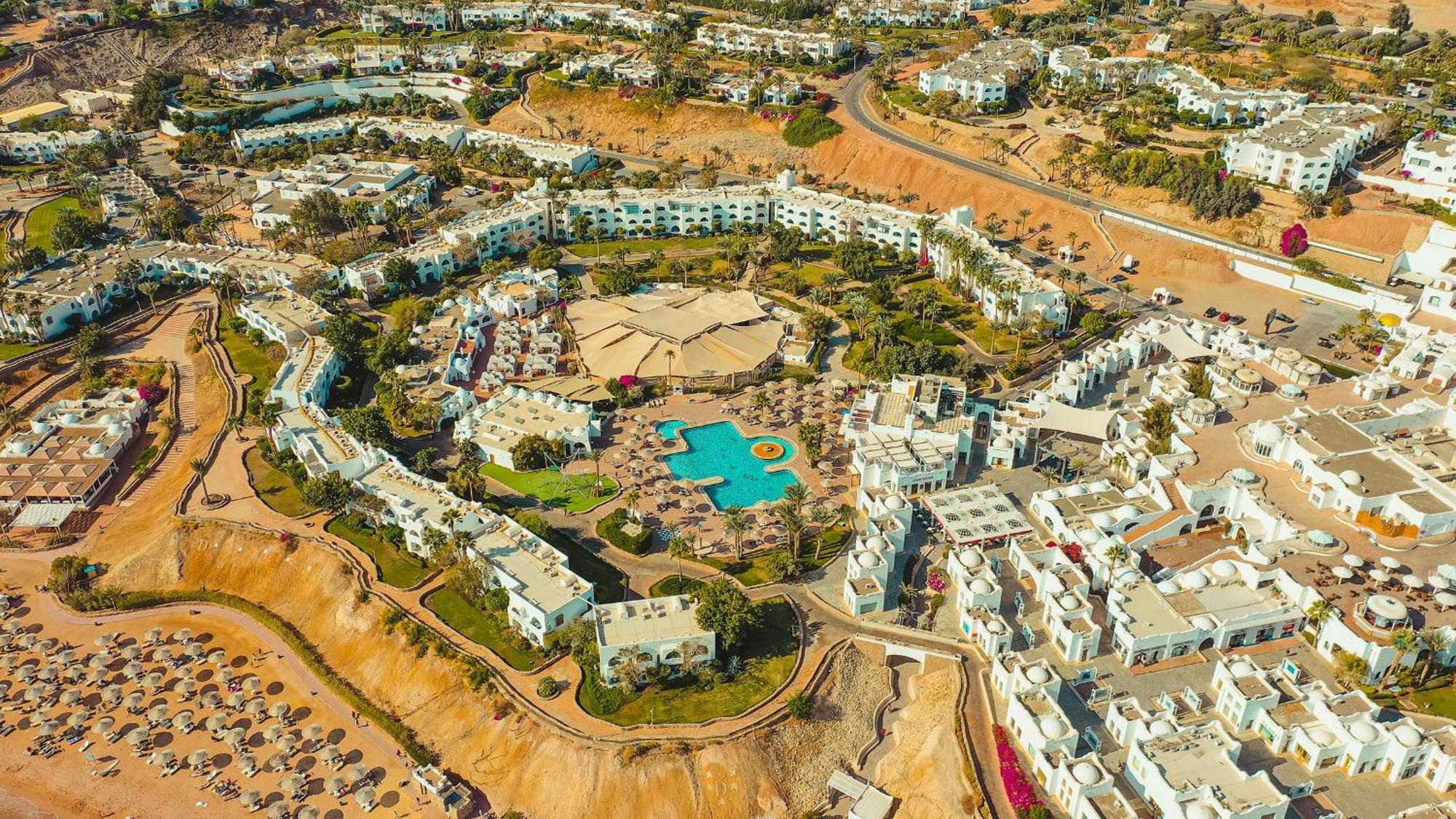 Domina Coral Bay Resort, Diving , Spa & Casino ชาร์มเอลชีค ภายนอก รูปภาพ Aerial view of the resort