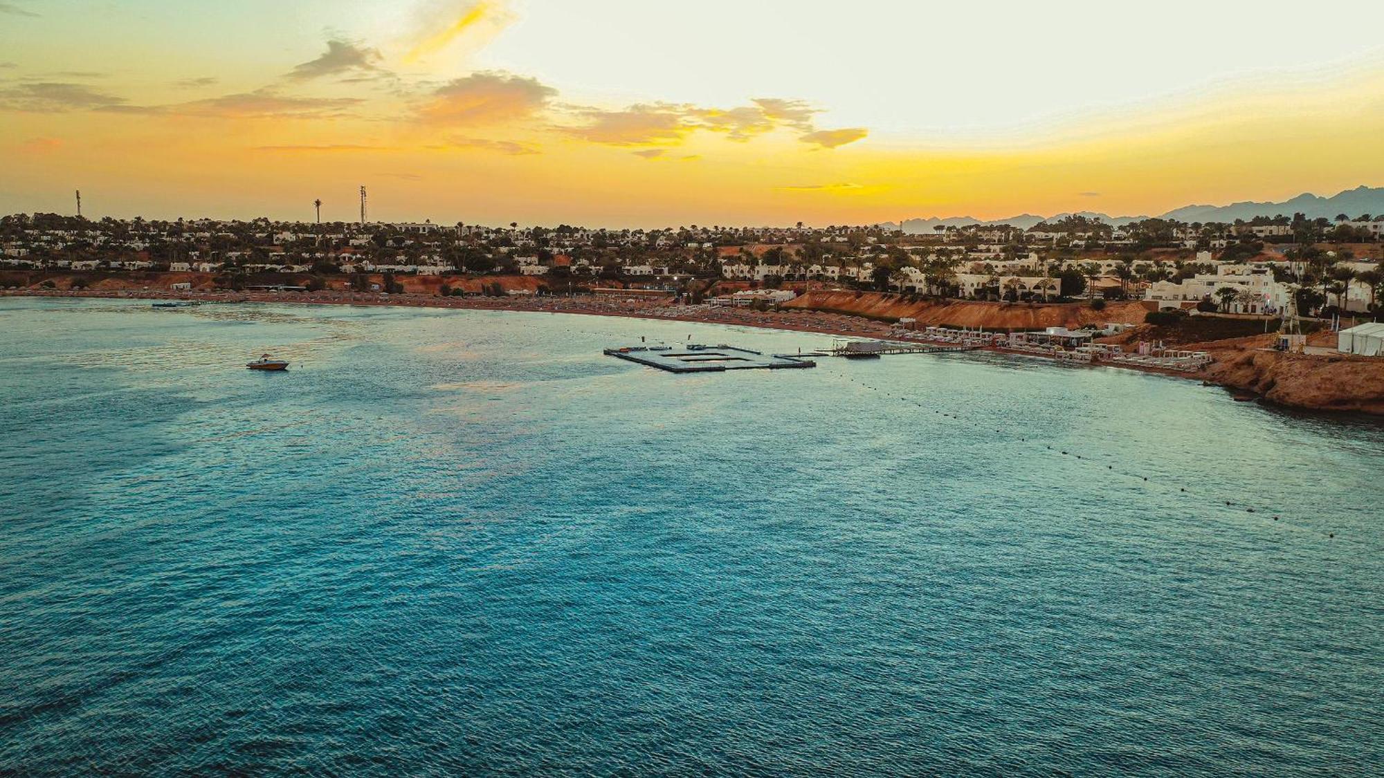 Domina Coral Bay Resort, Diving , Spa & Casino ชาร์มเอลชีค ภายนอก รูปภาพ Sunset over the Gulf of Aqaba