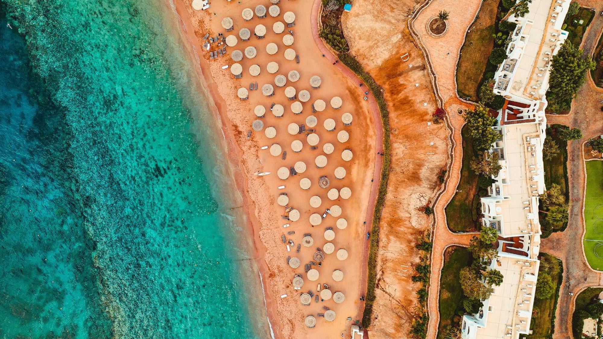 Domina Coral Bay Resort, Diving , Spa & Casino ชาร์มเอลชีค ภายนอก รูปภาพ Aerial view of the beach